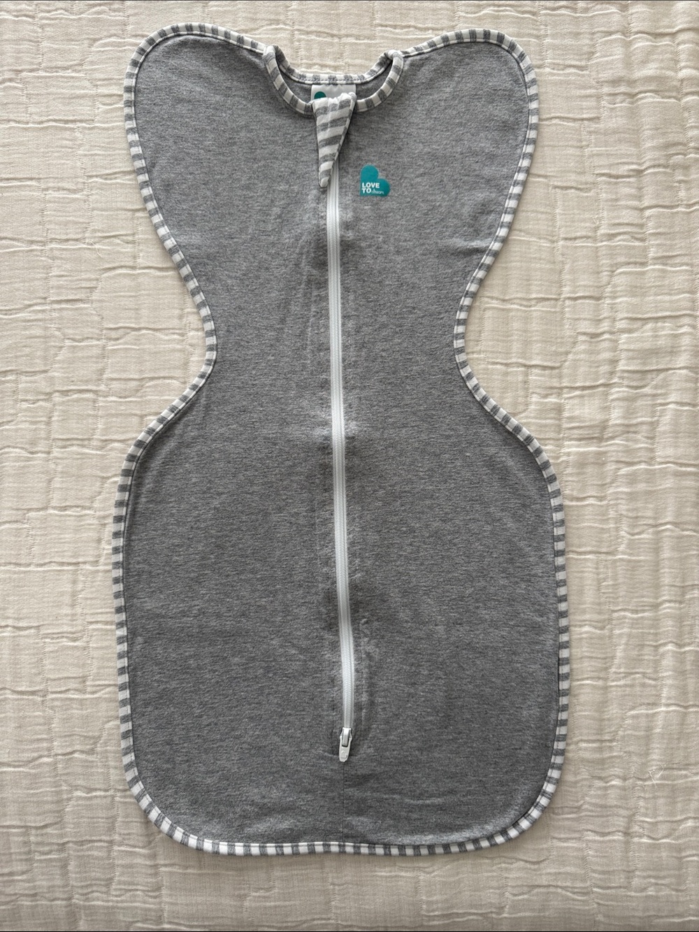 Love to Dream Wing Style Swaddle - Grey, S 8-13 lbs